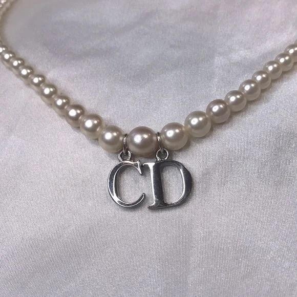 ⭐️ Authentic Dior Pendant Pearl Choker Necklace 💫 - Picture 7 of 10